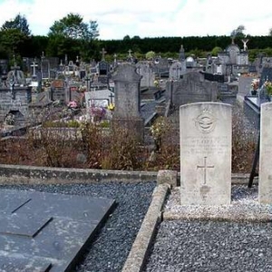 La tombe de la Maison de repos est a proximite de l enclos des militaires du Commonwealth, regulierement fleuri par les autorites.