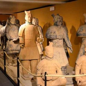 Liege Guillemins Gare exposition: armee Terracotta