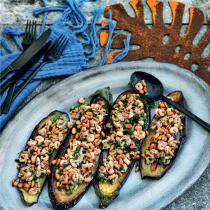 Aubergines grillées aux crevettes de la mer du Nord et pignons de pin dorés