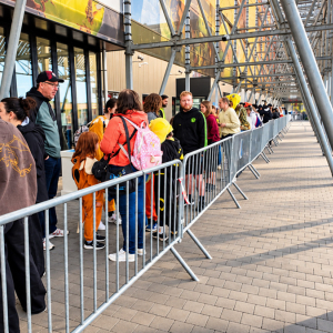 La file d'attente peu avant l'ouverture du centre