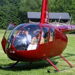 Lucie Daco arrivant a La Roche en Helicoptere avec  M. Clement