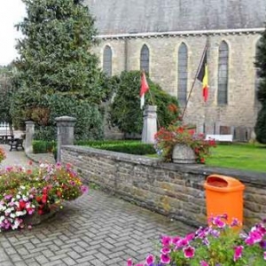 A l'avant-plan du monument aux victimes de l'Offensive vonRundstedt.