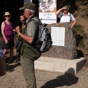 Le guide - nature devant la nouvelle stele recemment inauguree ( photo de F. Detry )