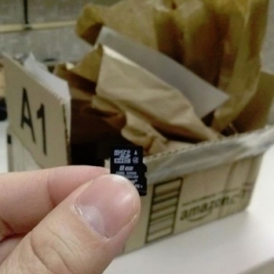 Emballage stupide : Minicarte mémoire, mais gros carton.
