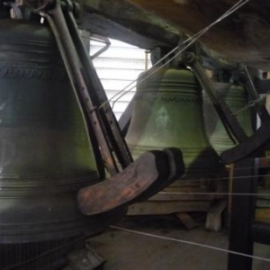 Des cloches du carillon frappees par un marteau