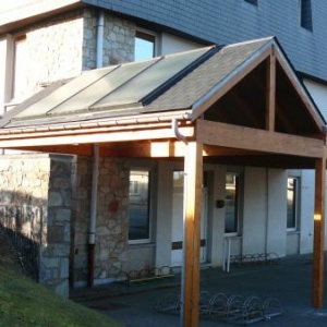 Le car-port, garage pour velos et equipe de panneaux solaires