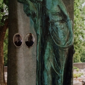13) La délicate pleureuse du sculpteur-bronzier Sylvain Norga  (Photo F. Detry ) 