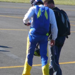 Le parachutiste-cameraman accompagnant l'equipe de voltigeurs