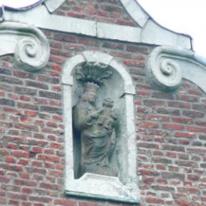 La Vierge surmontant la facade