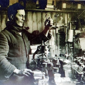 Herbert G. Ponting | Edward Atkinson dans son laboratoire | Antarctique | 1911