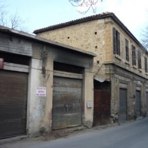 Batiments abandonnes a proximite de la zone frontaliere