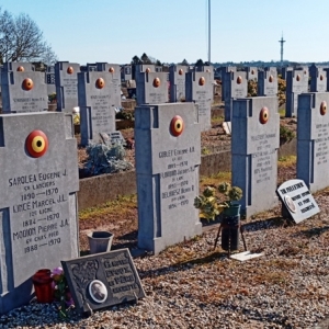 22) Les stèles d’anciens combattants décédés après la guerre.  ( Photo F. Detry ) 