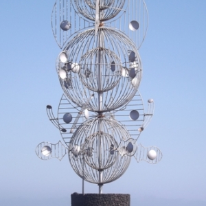 " Juguetes del viento " (1992, sculpture mobile situee au centre d'un rond-point ) ( ( Cesar MANRIQUE )