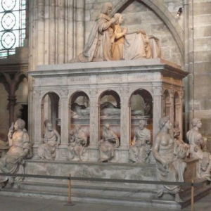 Louis XII et Anne de Bretagne sont representes morts, nus et decharnes a l'interieur du tombeau en marbre de Carrare, et vivants et en priere sur la partie superieure 