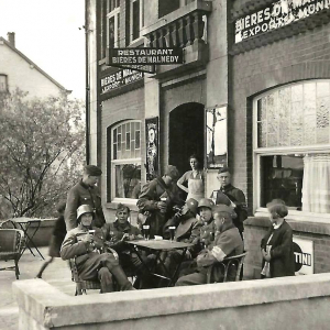 Troupes allemandes qui prennent un verre à l'ancien café Lecoq (qui était situé Avenue Mon Bijou) à Malmedy