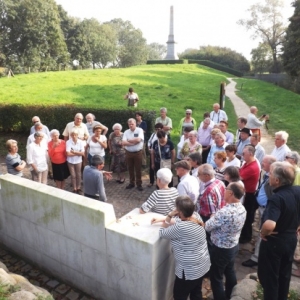 Le groupe Malmedy - Waimes a l'ecoute des propos de leur guide Raoul