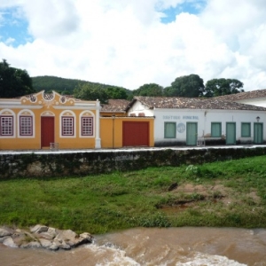 Habitations colorees le long du Rio Vermelho