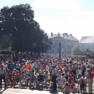 Vieux Metiers 2013 : la place et son perron