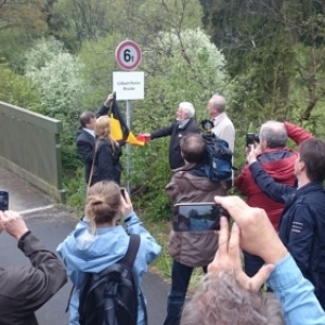 La Ministre du tourisme de l'Est de la Belgique Isabelle Weykmans, l'Echevin du tourisme de St Vith Rene Hoffman, Gilbert Perrin et le Representant du bourgmestre Herbert Grommes lors du devoilement de la plaque (photo: eastbelgium.com)