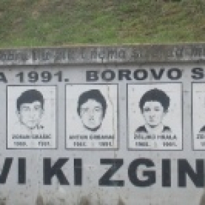Vinkovci : representation des jeunes du village abattus par les troupes serbes