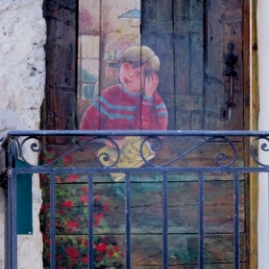 Portes peintes ( photo F. Detry )