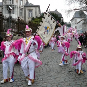 Strass, plumes et paillettes ... C'est dingue ! ( Les Ribouldingues - Stavelot )