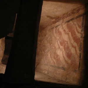 Traces de poychromie, imitant le marbre, dans les fouilles de la basilique carolingienne