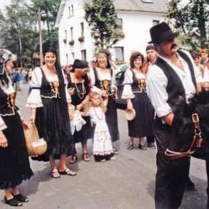 Groupe de costumes regionaux ( Fete d'ete a Ambleve )