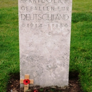 Une tombe d'un soldat allemand isolee parmi les 12000 autres