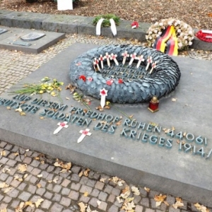 Stele du cimetiere allemand de Langemarck