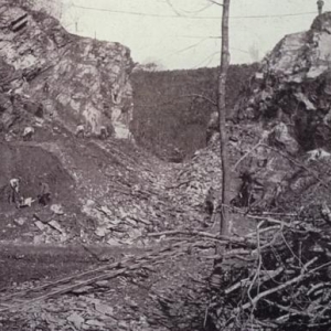 Des le detournement des eaux, les travaux de nettoyage des roches pouvaient commencer