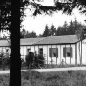 En juin 1924, deux pavillons construits par l'Université de Liège près de l'auberge du Mont-Rigi constituent la première Station scientifique des Hautes-Fagnes.