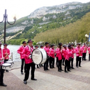 Parade de l' "Emulation" en bord du lac de Nantua ( Photo de F. Detry )