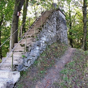 L' observatoire construit en moellons, entouré d’un tertre d’environ 6 mètres de haut