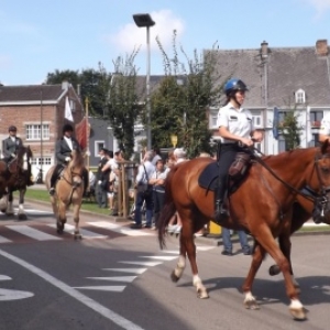 Le cortege arrive au centre du village