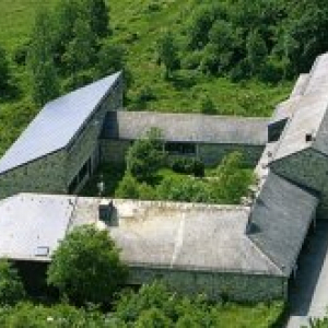 En juin 1924, deux pavillons construits par l'Université de Liège près de l'auberge du Mont-Rigi constituent la première Station scientifique des Hautes-Fagnes.