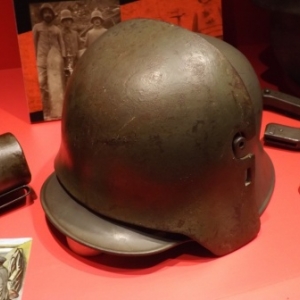 Le Stirnpanzer, casque avec plaque frontale renforcee pour les guetteurs