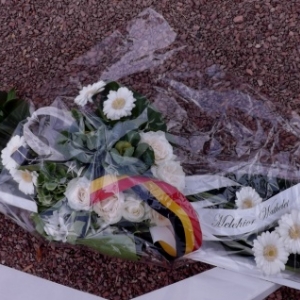 La couronne du Ministre Wathelet  devant le monument