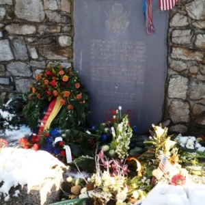 La plaque commemorative fleurie