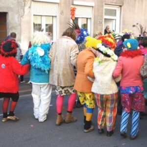 La bande occupe toute la largeur de la chaussee