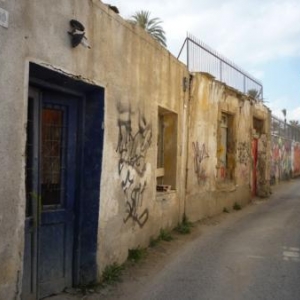 Batiments abandonnes a proximite de la zone frontaliere