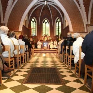 L'eglise de Niveze durant l'office du dimanche