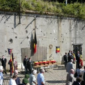 Les 5 petits cercueils devant la plaque commemorative du fort