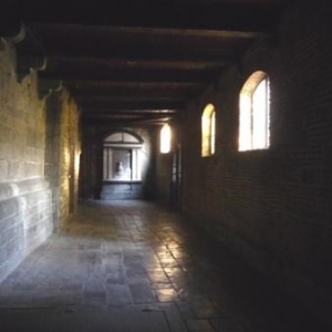 Dans le cloitre de l' eglise St Barthelemy