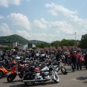 Les parkings - expositions se remplissent au fil des heures