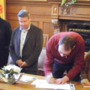 Signature de la Charte par le Bourgmestre