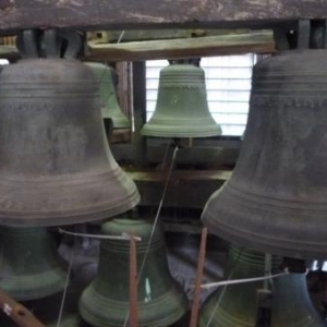 Cloches du carillon et leur fil de fer