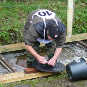 Depot de la minuscule paillette dans le tube - receptacle