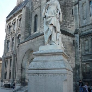 Statue de Marguerite d'Angouleme, soeur de Francois 1er 