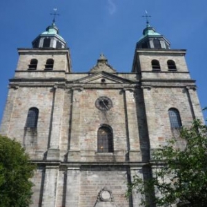 Les tours de la Cathedrale : celle de gauche abrite le carrillon - celle droite accueille les 4 bourdons